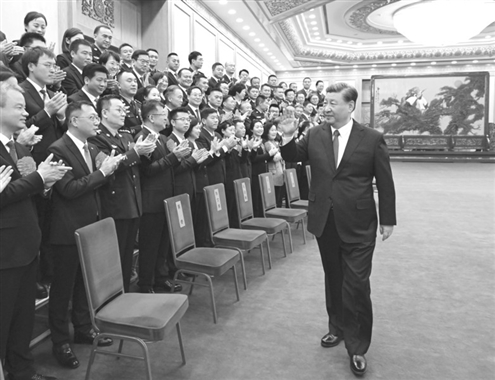 11月6日,党和国家领导人习近平、蔡奇、李希等在北京人民大会堂会见全国“枫桥式工作法”入选单位代表。这是习近平向代表挥手致意。新华社发